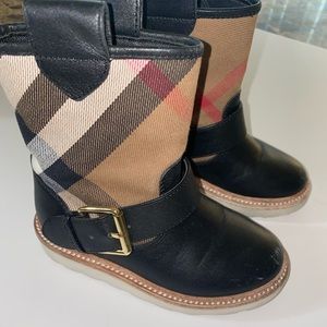 Burberry toddler boot size 8.5 • Authentic